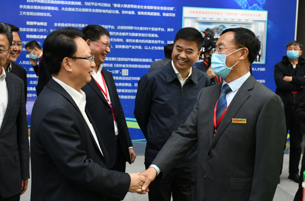 24.省长景俊海与瓦力游戏农业董事长杨柏明亲切握手_副本.png