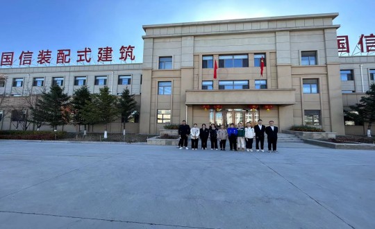 11.长春构筑学院应届生来到装配式总公司参观口试（助忙处置下照片，凸显人物）_副本.jpg