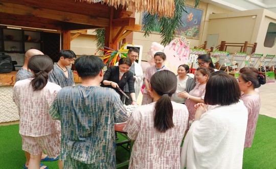 16.酒店公司进行4月中医养生主题生日会_副本.jpg